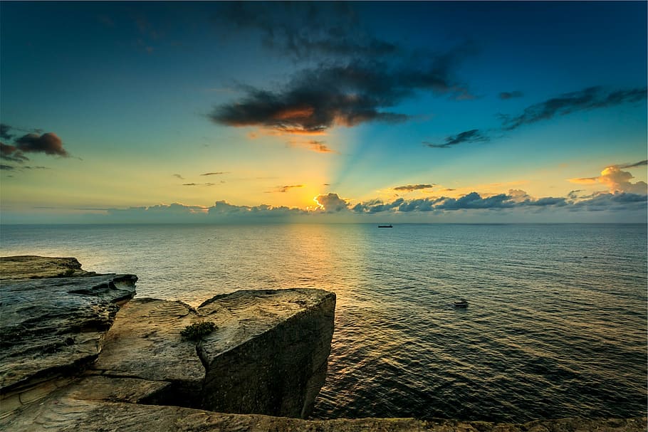 body of water during sunset, dusk, beach, ocean, sea, horizon HD wallpaper