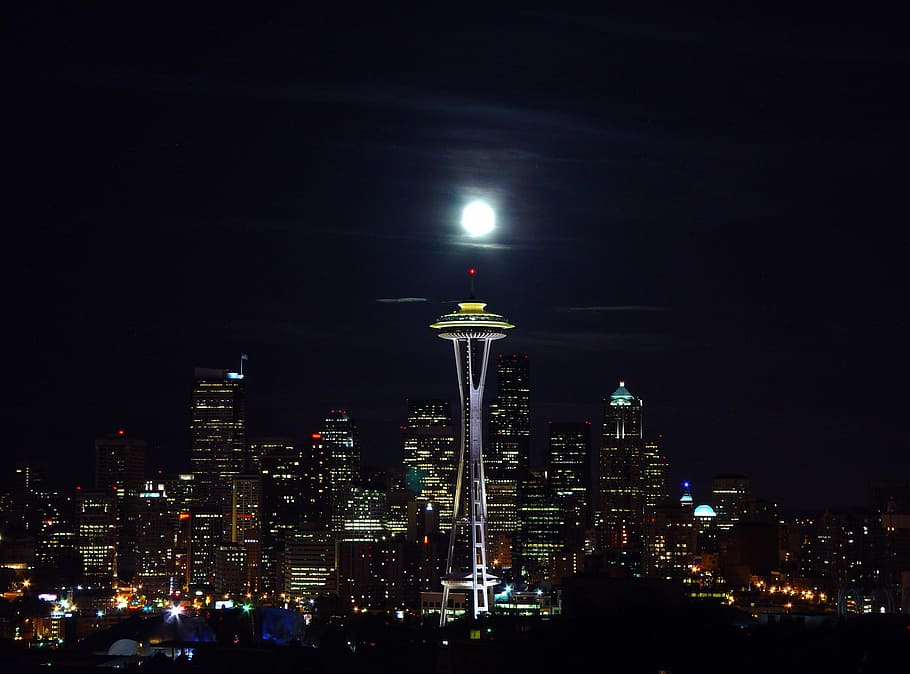 gray concrete tower with buildings during night, Seattle, Skyline HD wallpaper