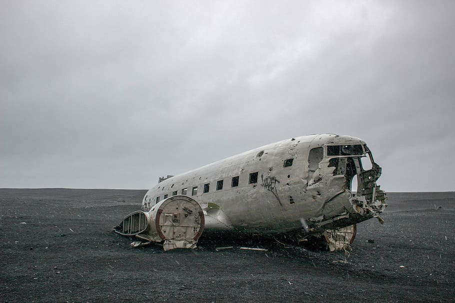wrecked airplane, grayscale photo of wrecked gray airship, aircraft, HD wallpaper
