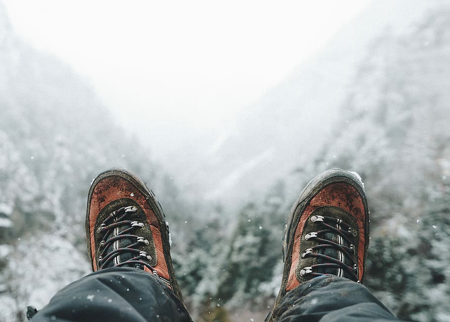 closeup photo of person wearing lace-up shoes, person facing mountain HD wallpaper