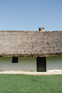 white and brown house under clear blue sky, white painted house during daytime HD wallpaper