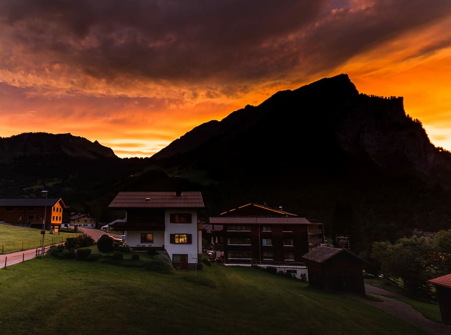 Sunset in Austria, white concrete house in front of mountain HD wallpaper