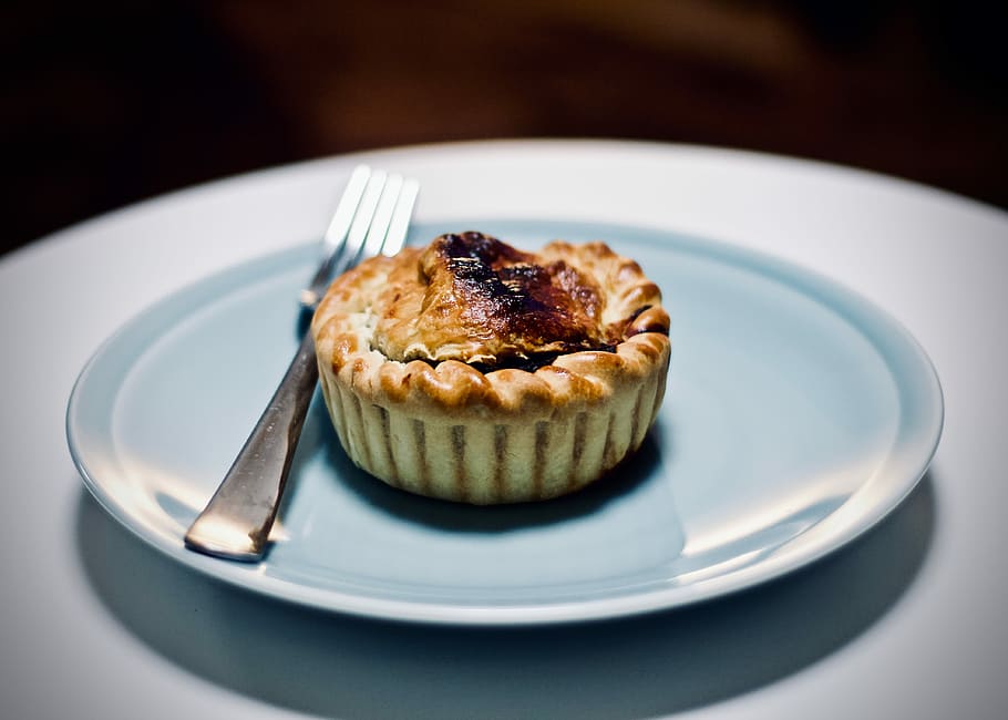 pie cake on white plate, cupcake on blue ceramic plate, pastry HD wallpaper