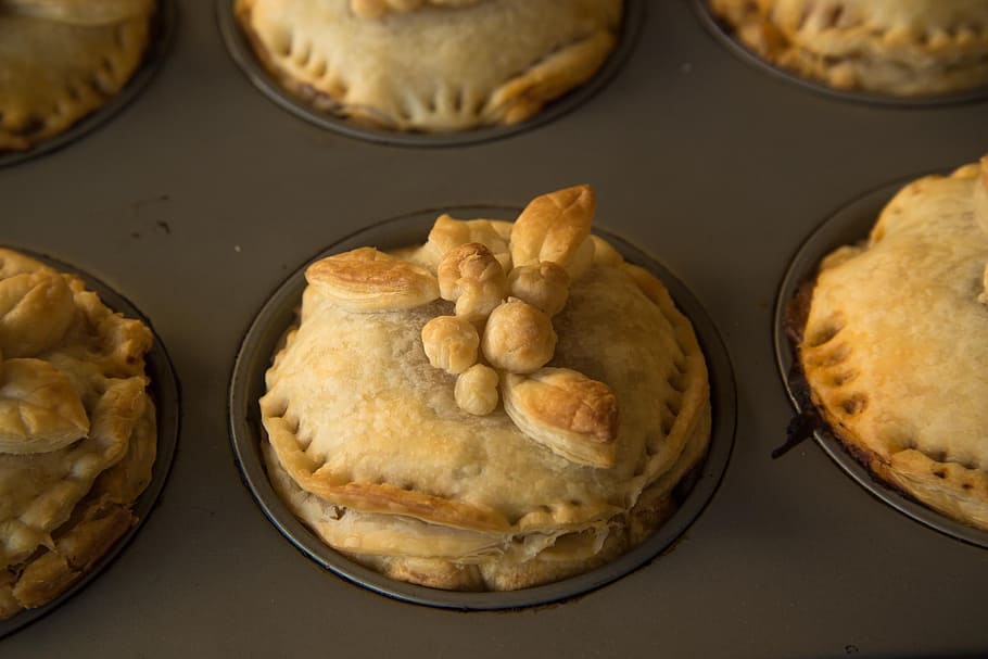 shallow focus photography of baked breads, meat pie, puff paste HD wallpaper