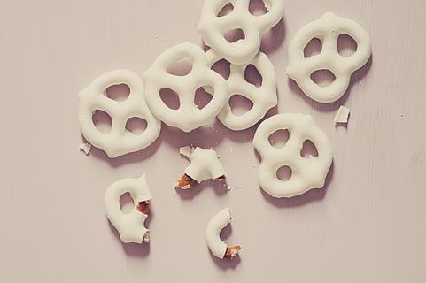 pretzel cookies, white pretzels, food, chocolate, snack, still life HD wallpaper