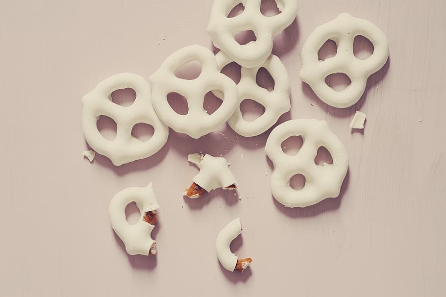 pretzel cookies, white pretzels, food, chocolate, snack, still life HD wallpaper