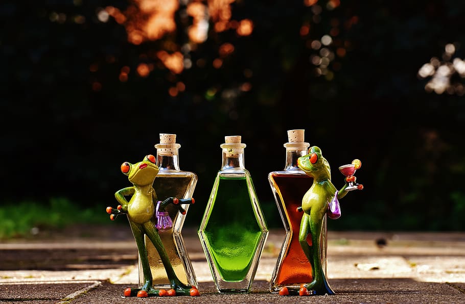 Frogs, Chicks, Beverages, Bottles, alcohol, figures, drink HD wallpaper
