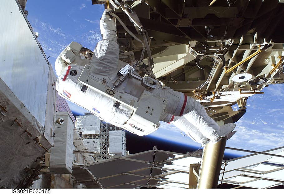 astronaut operating machine, space, nasa, science, aerospace HD wallpaper