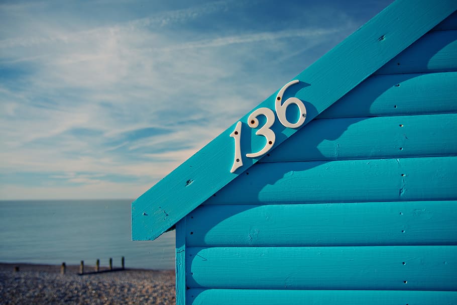 Close-up shot of a blue beach hut on the Kent Coast in the South of England, HD wallpaper