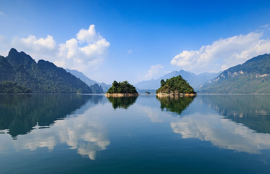 two islands near mountains and glassy water at daytime, nature HD wallpaper