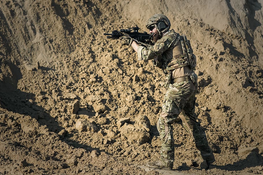 army holding assault rifle, war, desert, guns, gunshow, soldier, HD wallpaper