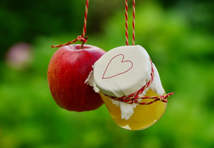 Red Apple Fruit Beside Clear Glass Jar, apple juice, art, blur, HD wallpaper