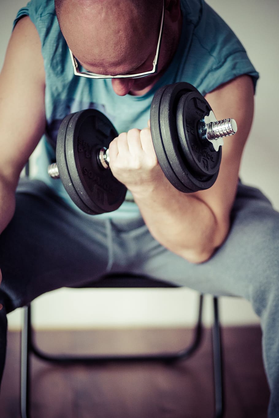 man holding black dumbbell, training, weightlifting, gym, health, HD wallpaper