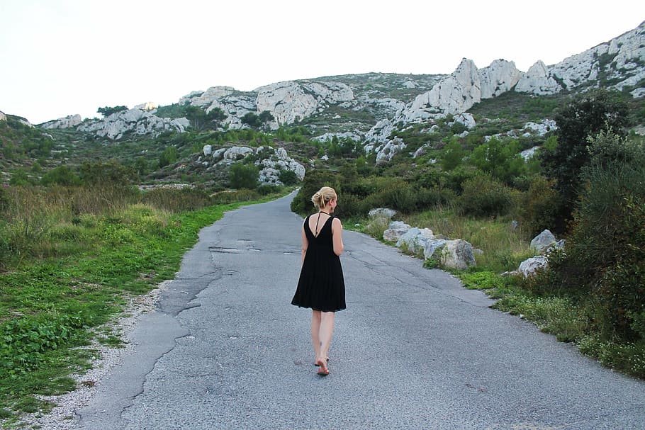 woman wearing black sleeveless dress on gray concrete road HD wallpaper
