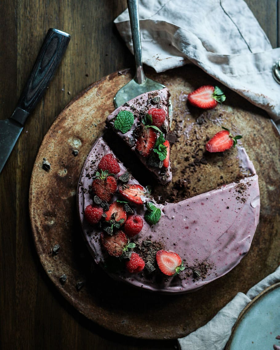 baked cake with sliced strawberries on top, sliced strawberry toppings fondant cake HD wallpaper