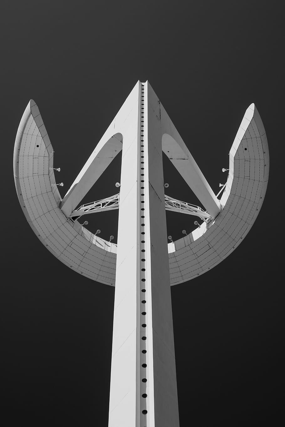 white concrete landmark during nighttime, architecture, black And White HD wallpaper