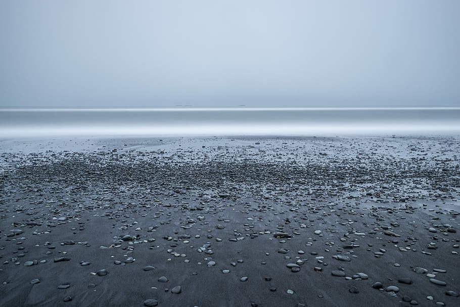 rocky beach with grey skies above sea, rocks on seashore, ocean HD wallpaper
