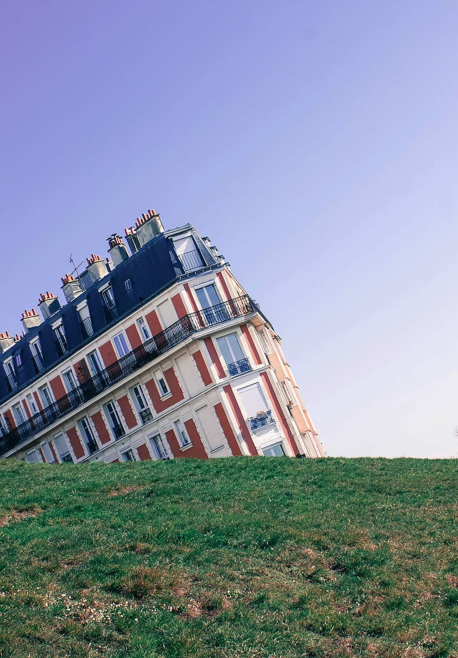 white and red leaning building under blue sky, tilted white and brown concrete house HD wallpaper