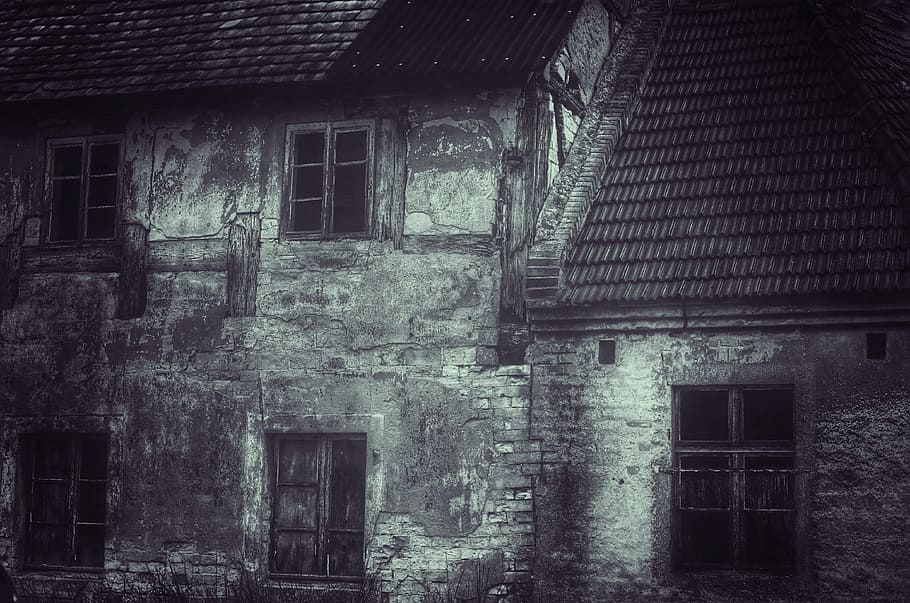 grayscale photography of concrete 2-storey house, home, old HD wallpaper