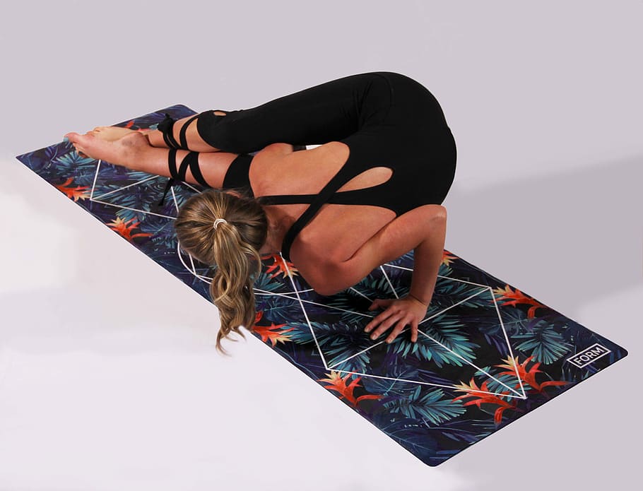 woman dosing yoga on multicolored yoga mat, woman black leggings HD wallpaper