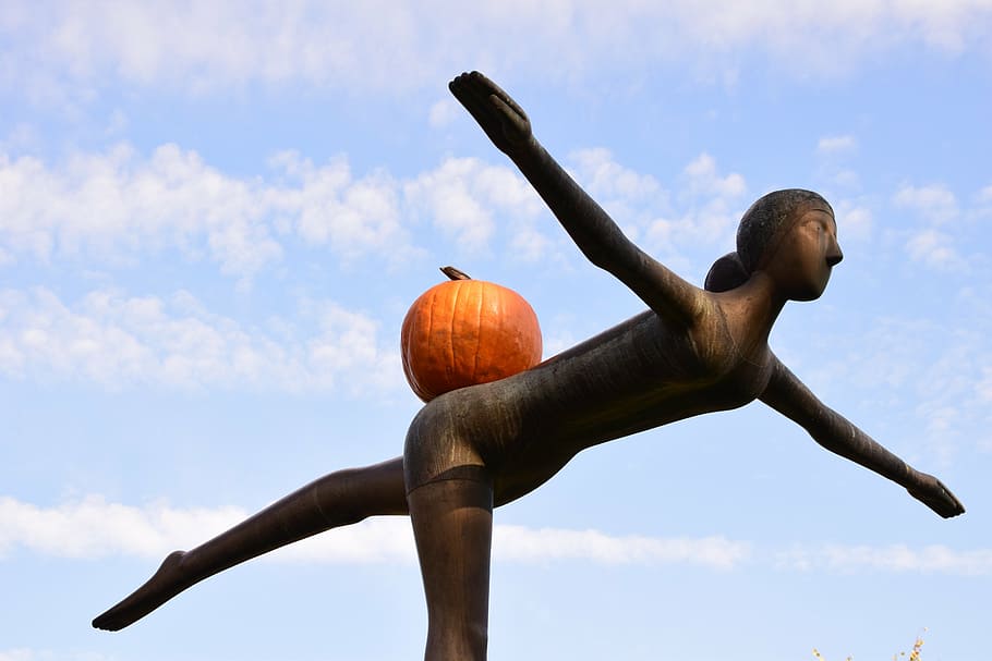 sculpture, fly, funny, pumpkin, bronze, woman, art, hoax, sport HD wallpaper
