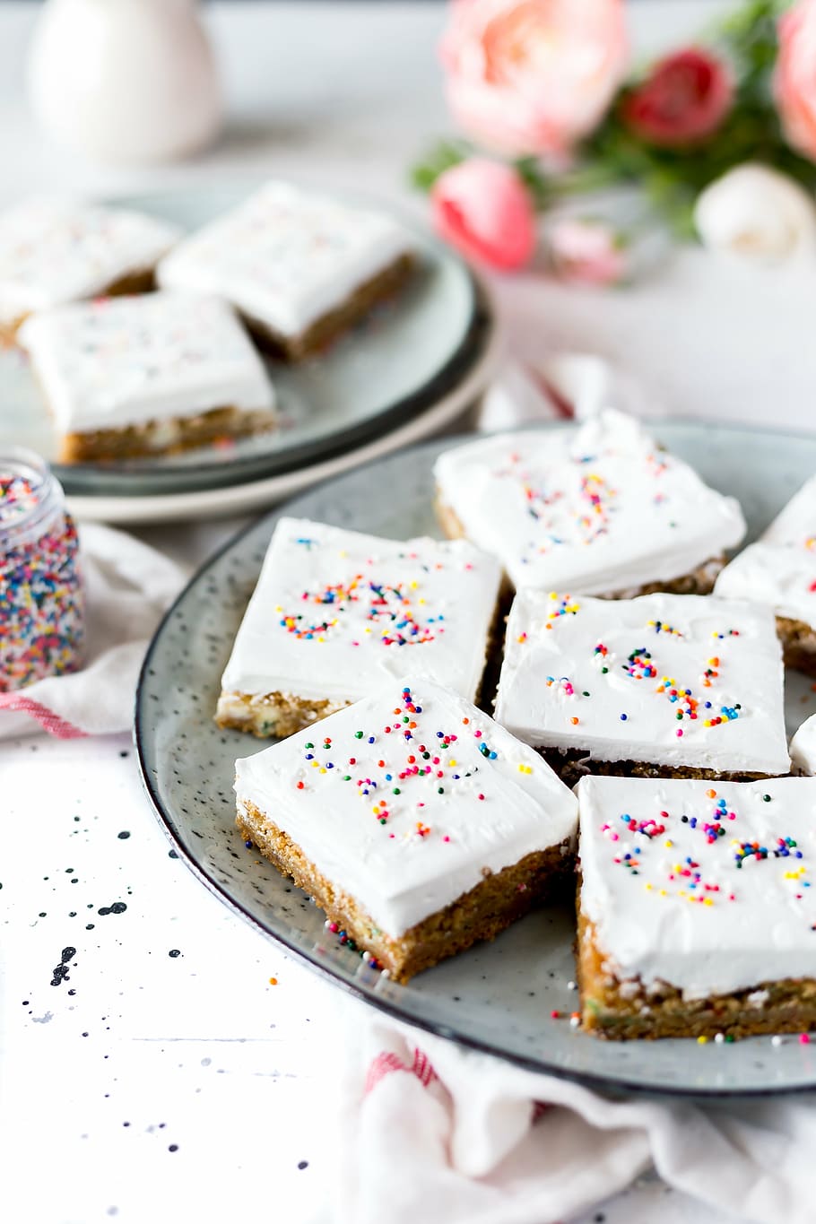 munchkins in tray, bake, sprinkles, cookies, baking, cooking HD wallpaper