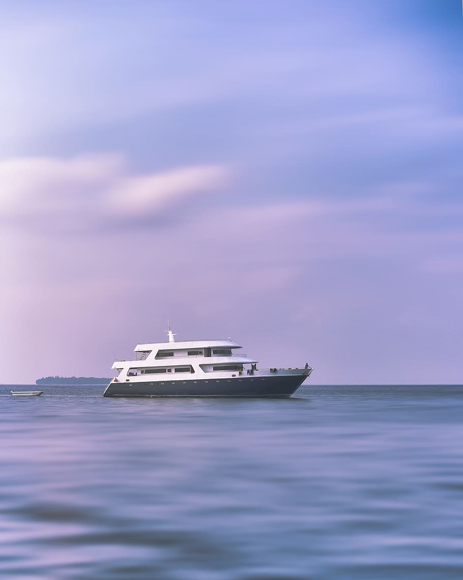 white and gray yacht, white yacht in the middle of the sea, Idyll HD wallpaper