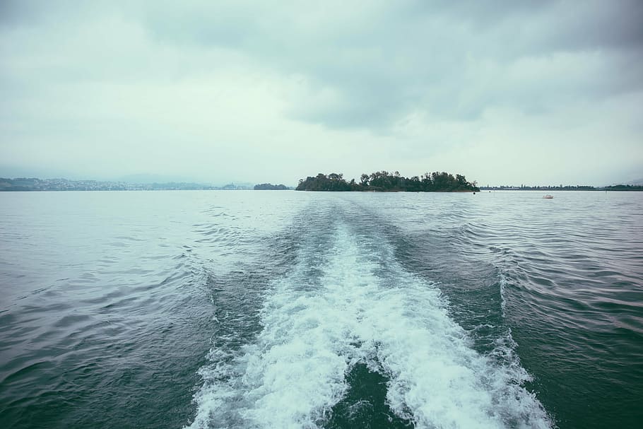 body of water during day time, boating, trace, foam, island HD wallpaper
