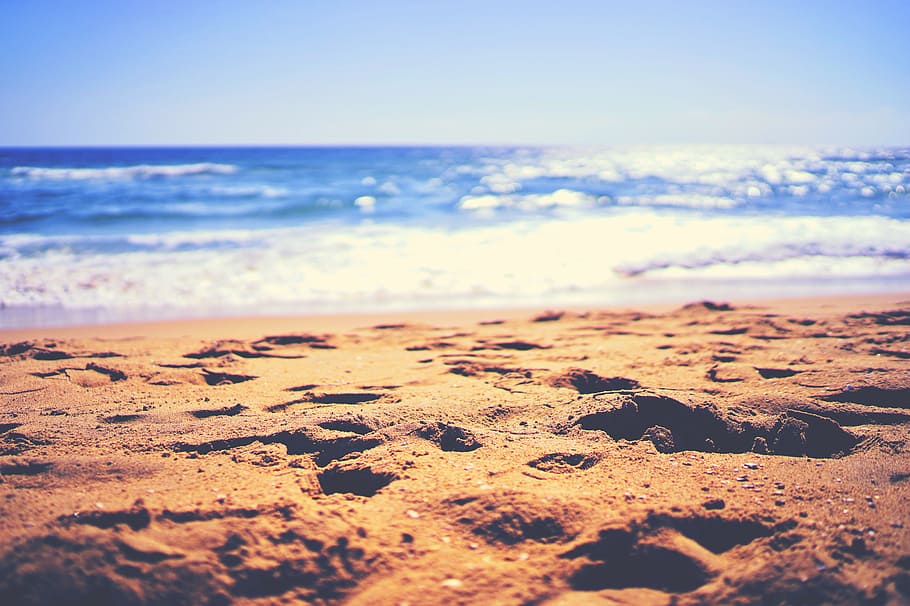 seashores overlooking sea under clear sky during daytime, sand near seashore photography HD wallpaper