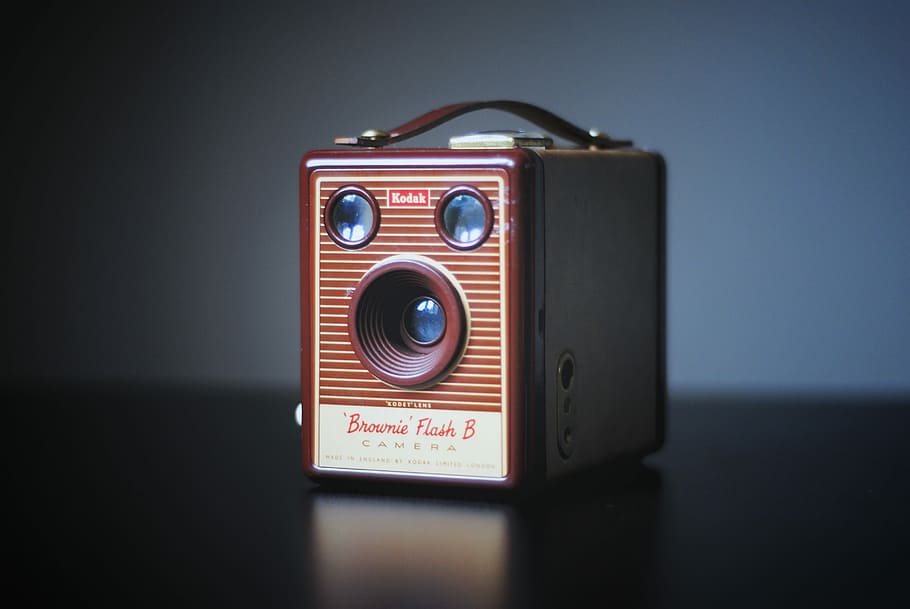 brown Brownie Flash B camera, shallow focus photography of brown and gray instant camera HD wallpaper