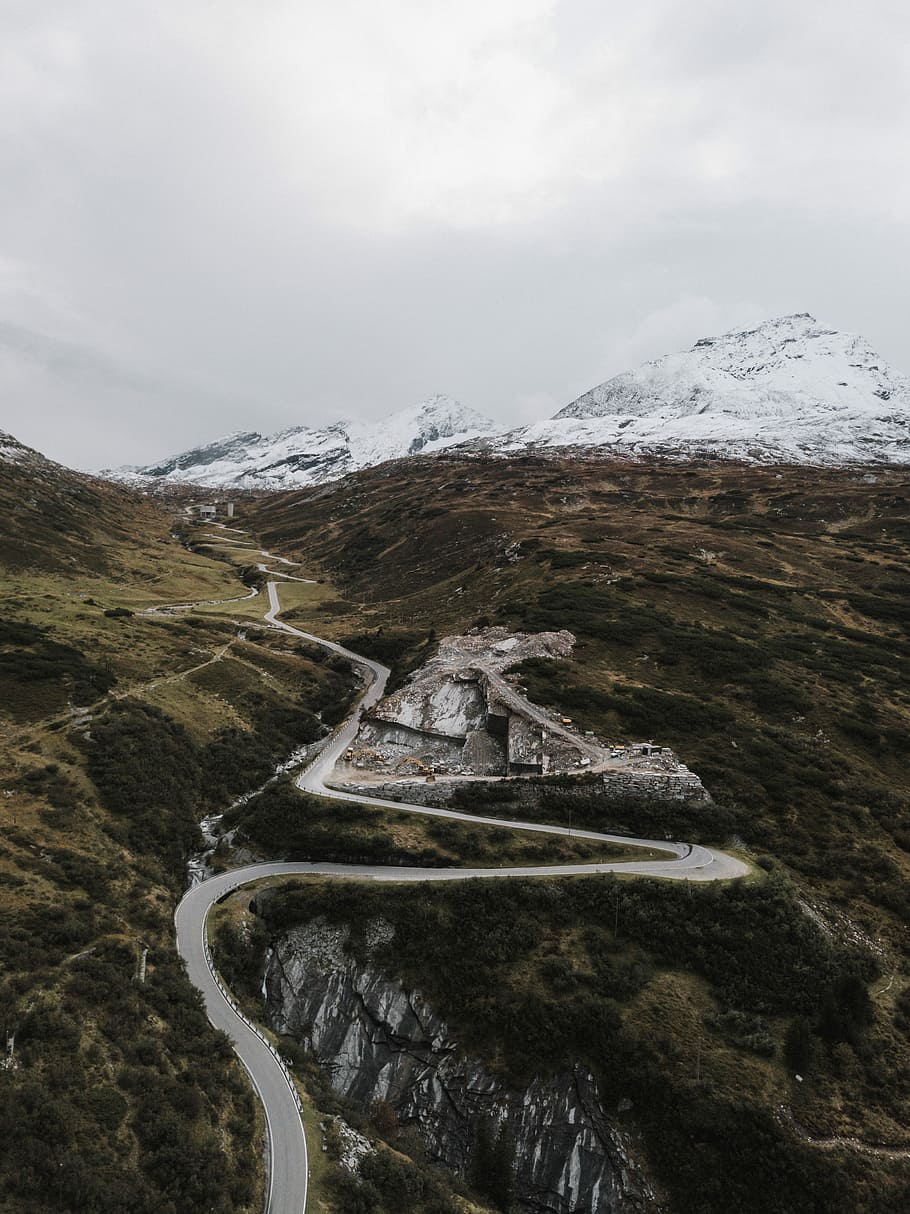 wavy road on mountain, landscape photography of road near mountain \ HD wallpaper