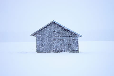 brown wooden house, hut, blizzard, snowflakes, log cabin, scale HD wallpaper