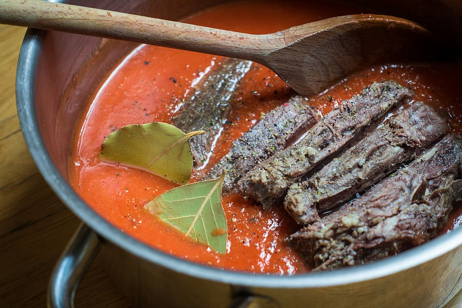 Tender beef with tomato sauce, czech, meat, food, cooking, gourmet HD wallpaper
