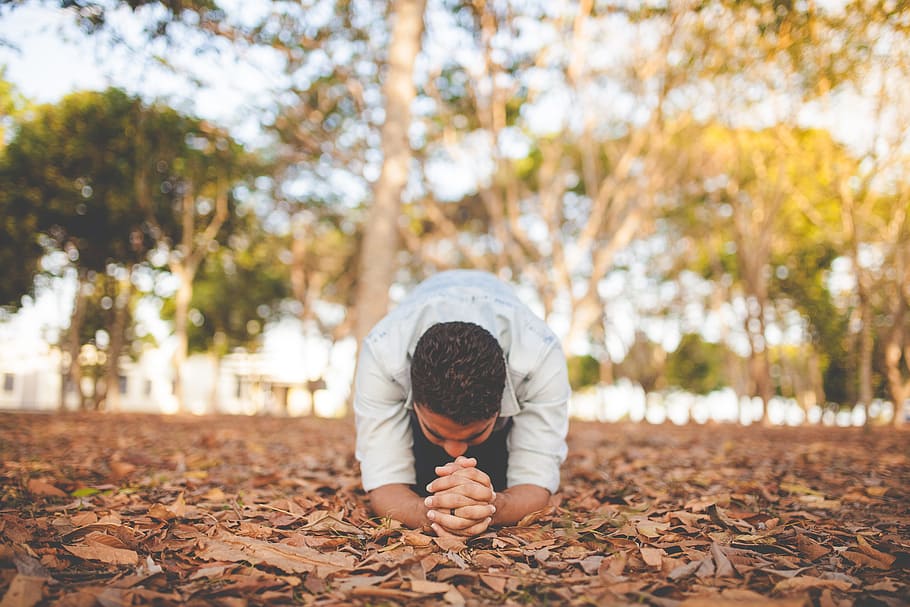 man kneeling, man wearing white shirt prying in the ground, praying, HD wallpaper
