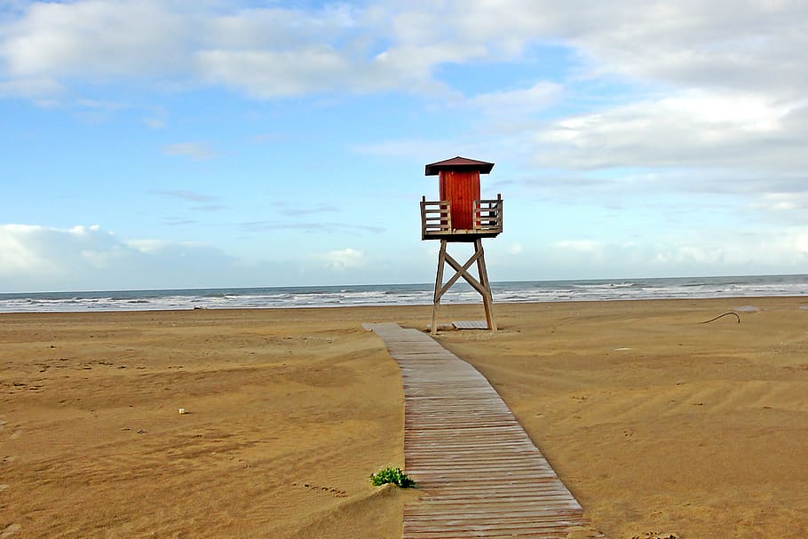 brown and white beach guardhouse on seashore at daytime, huelva, HD wallpaper