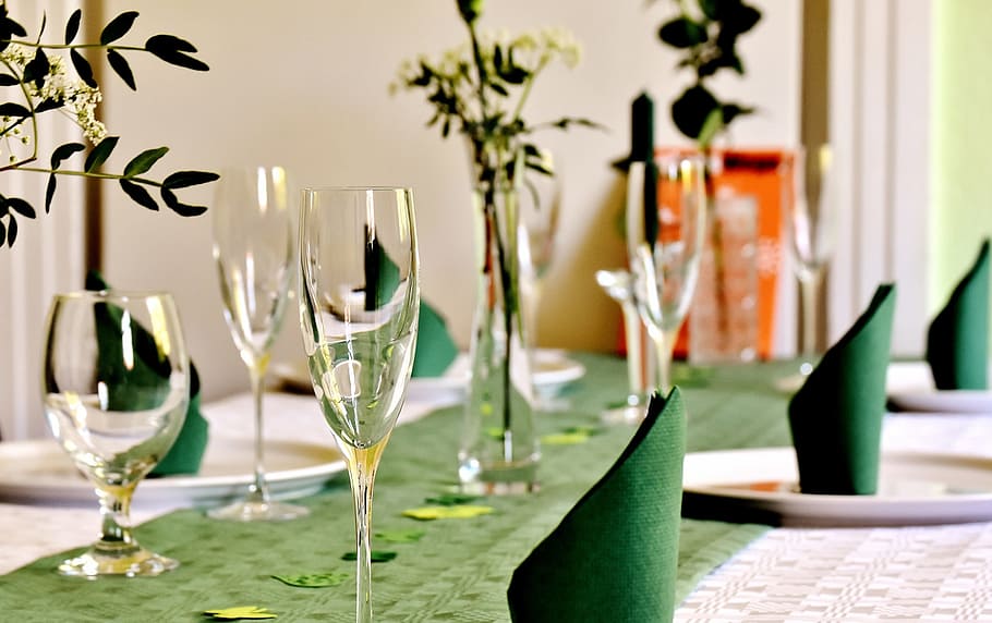 clear martini glass near wine glasses, gedeckter table, board HD wallpaper