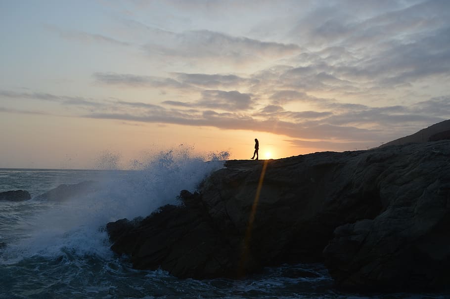 silhouette of person near cliff, man, sunset, breakers, seaside HD wallpaper