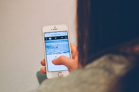 hand, apple, iphone, smartphone, gadget, mobile phone, screen HD wallpaper