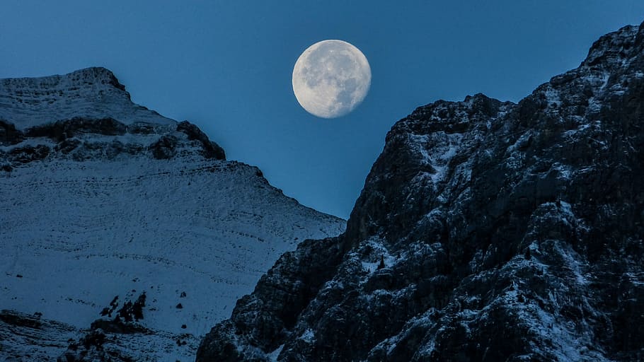 black rock formations at night time, mountain covered with snow photography HD wallpaper