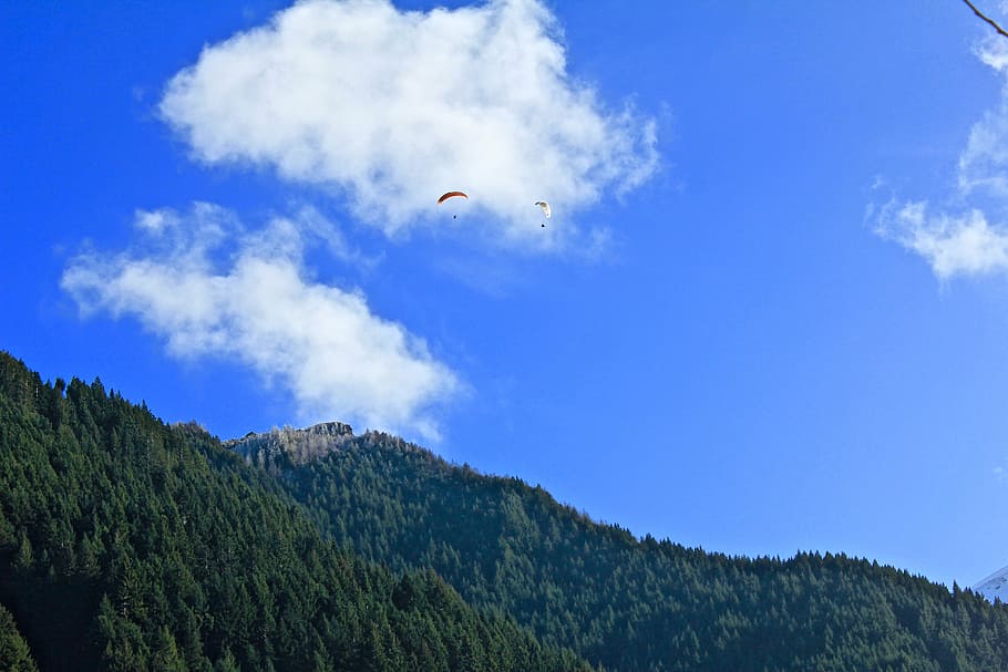 sky divers on top of mountain, nature, trees, parachute, clouds HD wallpaper