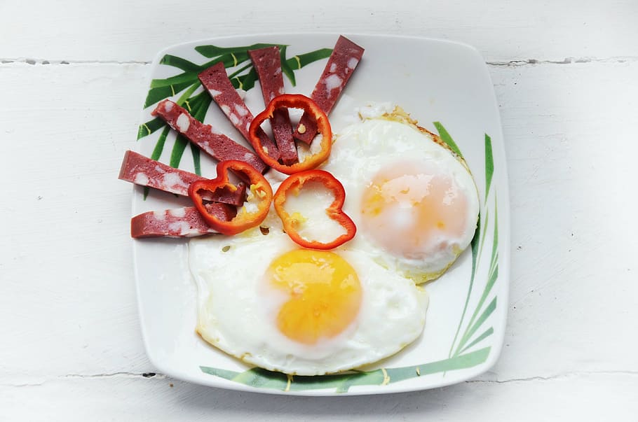 fried egg, beacon, and slice of bell peppers on white plate HD wallpaper