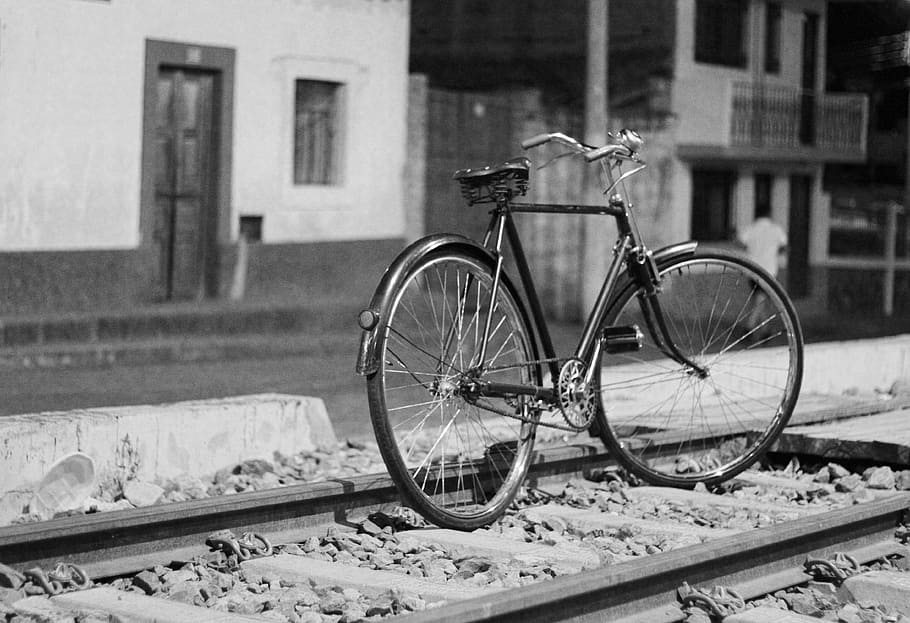 grayscale photo of commuter bike, black city bike on train way grayscale photography, HD wallpaper