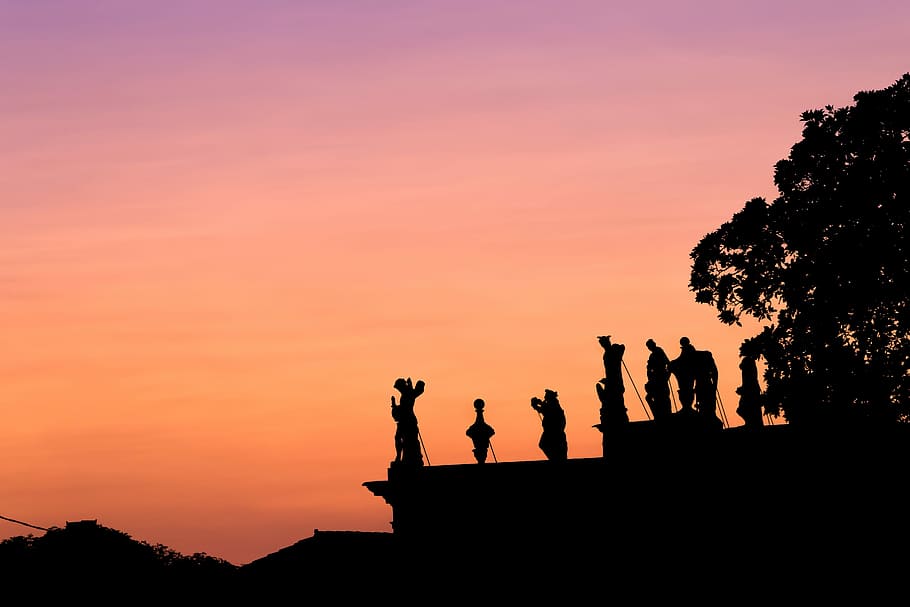 silhouette of people on top of mountain, silhouette of people standing on cliff HD wallpaper