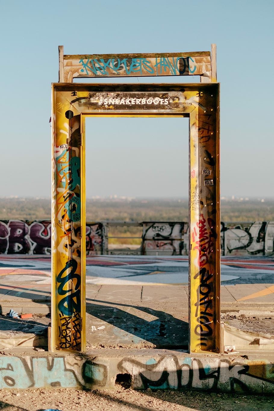 door panel frame, graffiti doorway street decor, urban, city HD wallpaper