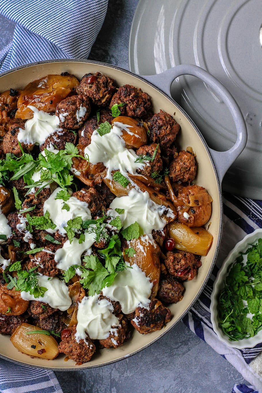cooked food on gray frying pan, flat-lay photo of meat balls top with parsley HD wallpaper