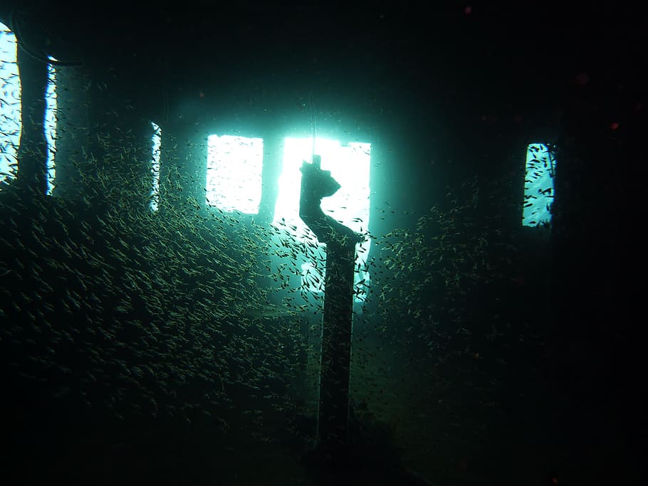 black post inside room, diving, wreck, underwater, sea, bridge HD wallpaper