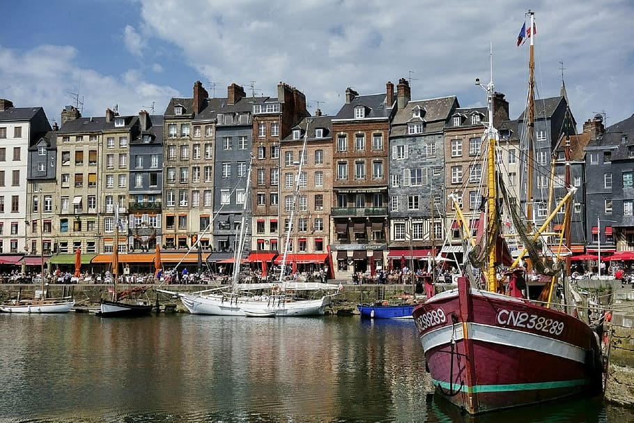 closeup photo of red and white boat near the dock, honfleur HD wallpaper
