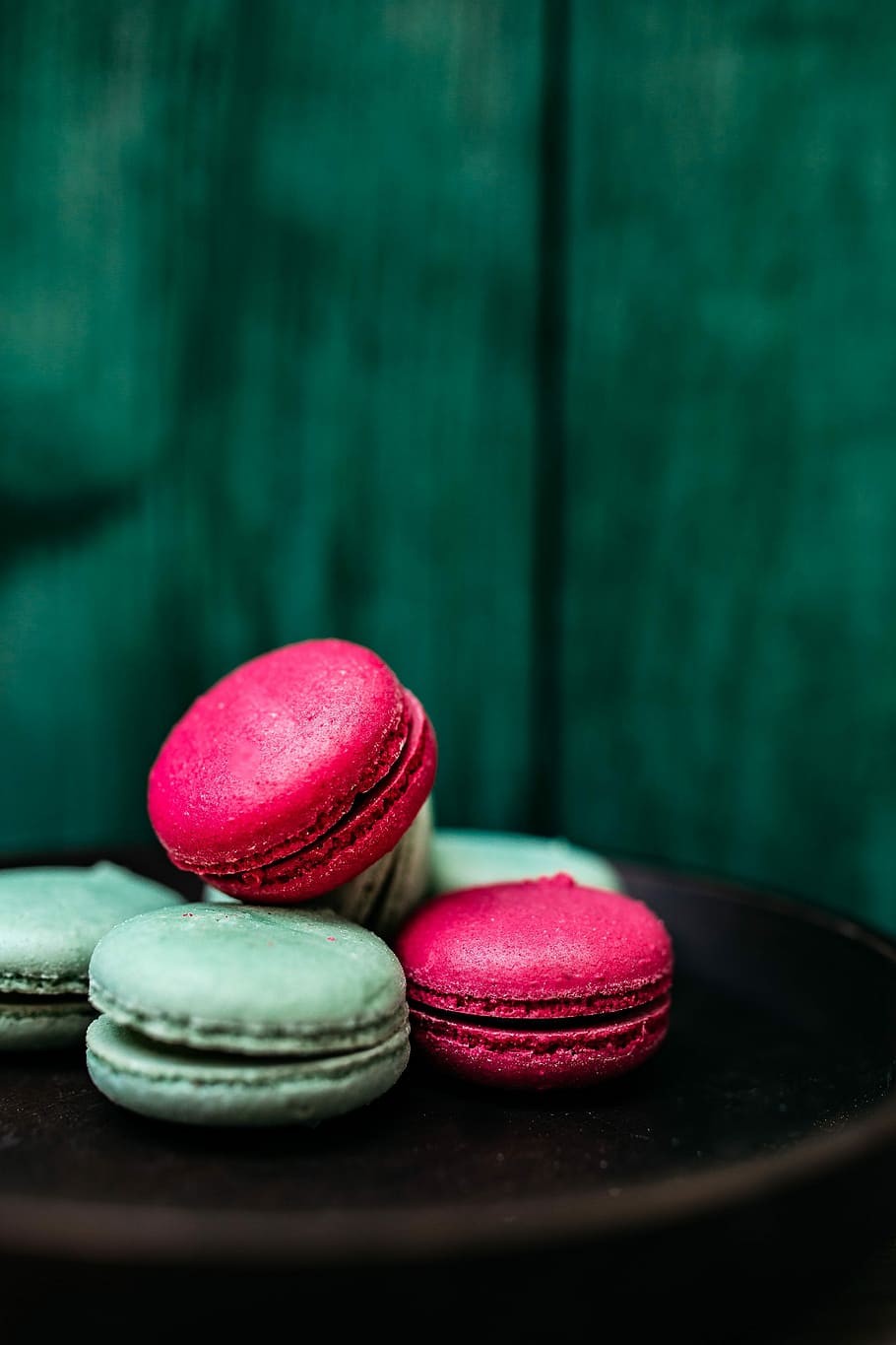 Pink & Green Macaroons, sweet, food, tasty, delicious, dessert, HD wallpaper