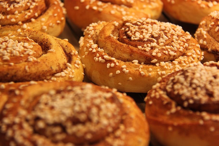 closeup photo of baked pastry, buns, cinnamon, nib sugar, coffee break, HD wallpaper