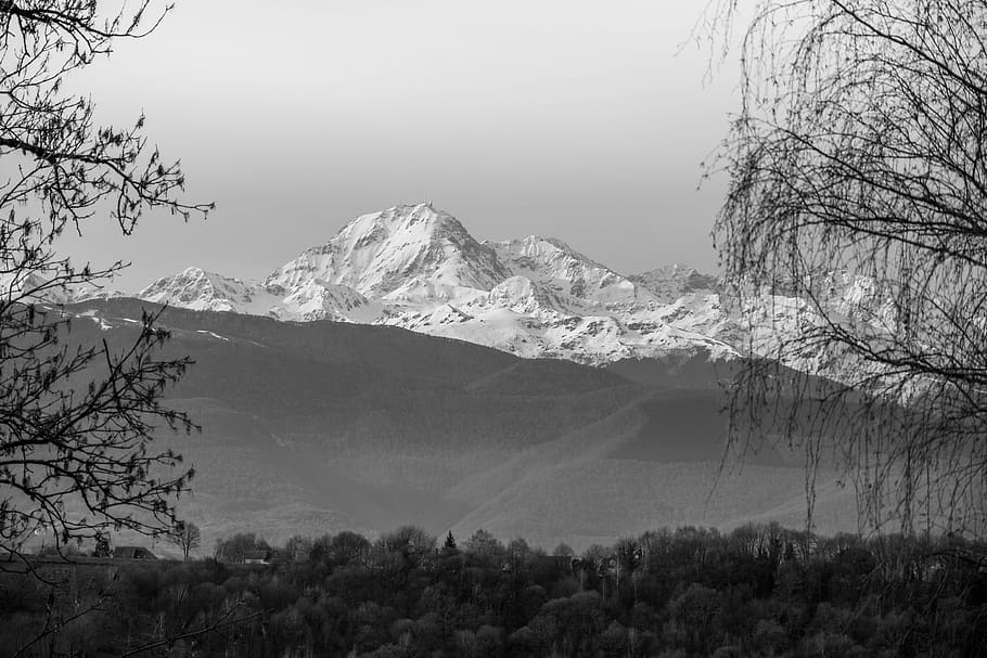 Bare mountain. Символ Пиренеев гора. Пиренеи снег Хижина. Переход через Пиренеи снег.